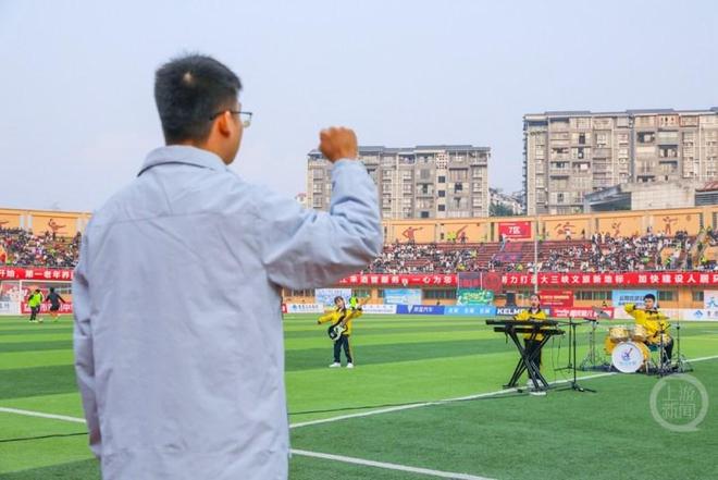 “萤河计划”乐队闪耀“渝超”赛场每个孩子都是最亮的星！